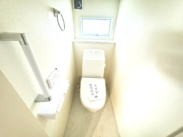 リーブルガーデンＳ第11　前橋市富士見町時沢　1号棟のトイレ|1階トイレです。清潔感のある白を基調としています。
温水洗浄・便座暖房機能の付いた快適なトイレです☆