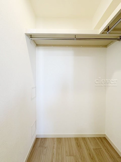 【収納】 | オーベル吉祥寺WEST | 洋室2　ウォークインクローゼット内部の様子。空間が広く、たっぷりとした収納力が、一枚の写真からも伝わってきます。～即日のご見学可能～　お問合せはお気軽にどうぞ。