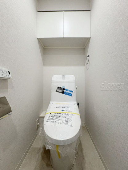 【トイレ】 | オーベル吉祥寺WEST | 温水洗浄便座付き　上部に収納を備えたトイレです。自宅の中でも最もプライベートな空間だからこそ、ほしい「落ち着き」がここにあります。～即日のご見学可能～　お問合せはお気軽にどうぞ。