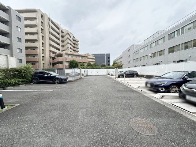 【駐車場】 | オーベル吉祥寺WEST | マンションの駐車場スペース。空きの有無や駐車料金、サイズ規定などについては、改めてお問い合わせください。～即日のご見学可能～　お問合せはお気軽にどうぞ。
