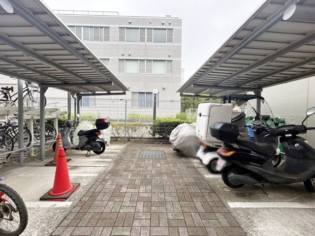 【駐車場】 | オーベル吉祥寺WEST | バイク置き場。空き区画の有無や駐輪料金、サイズおよび排気量規定などについては、改めてお問い合わせください。～即日のご見学可能～　お問合せはお気軽にどうぞ。
