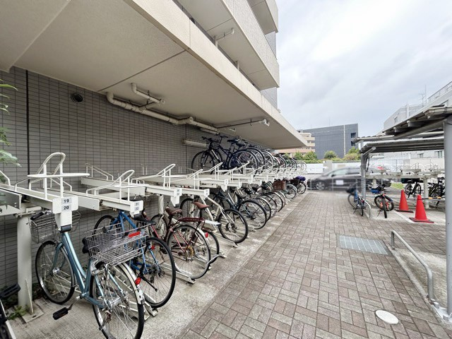 【駐輪場】 | オーベル吉祥寺WEST | 自転車置き場。マンションの共用部にあたります。空きの有無や駐輪料金、各戸の台数制限などについては、改めてお問い合わせください。～即日のご見学可能～　お問合せはお気軽にどうぞ。
