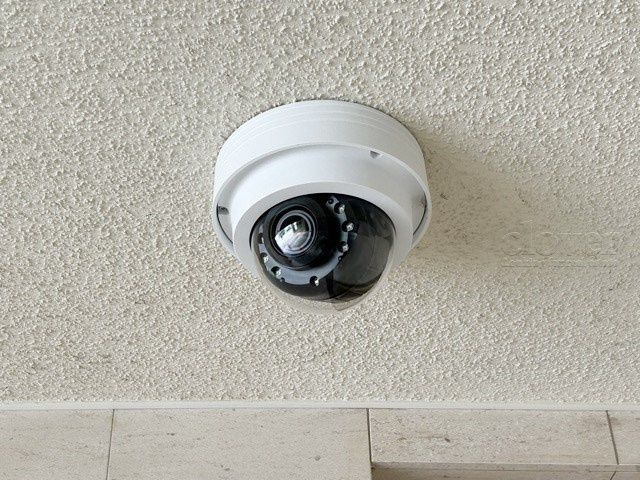 【防犯設備】 | オーベル吉祥寺WEST | 建物や敷地の隅々に目を光らせる防犯カメラが設置されています。現地を見学される際には、カメラの存在やその台数にも意識を払ってみてください。～即日のご見学可能～　お問合せはお気軽にどうぞ。
