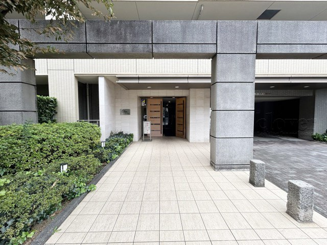 【エントランス】 | オーベル吉祥寺WEST | オートロックを備えた、マンションのエントランス。やはりセキュリティの観点は欠かすことができません。皆様を“安全”に送り出し、出迎えてくれます。～即日のご見学可能～　お問合せはお気軽にどうぞ。