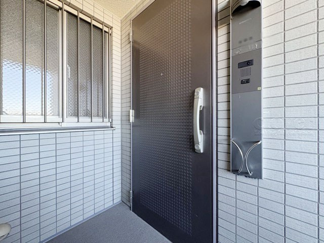 【その他共用部分】 | オーベル吉祥寺WEST | ダブルロック式の玄関ドアが皆様をお出迎え。お部屋のセキュリティの観点からも、うれしい設備ですね。玄関の色もシックで良い感じです。～即日のご見学可能～　お問合せはお気軽にどうぞ。