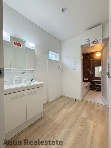 高松市鶴市町の新築一戸建の独立洗面台|独立洗面台あり、毎朝おしゃれに忙しい女性の方におすすめです