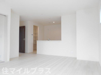 【居間・リビング】 | 郡山市安積町南長久保1丁目新築一戸建て3棟 | ゆったりとした居間です