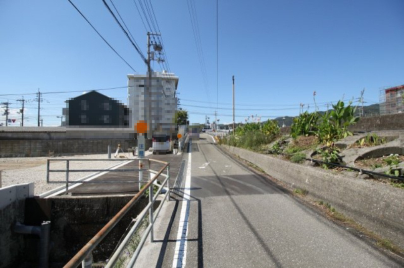 愛宕町３丁目　建築条件付　売土地の前面道路含む現地写真|北側約6.0ｍ幅公道に接道
