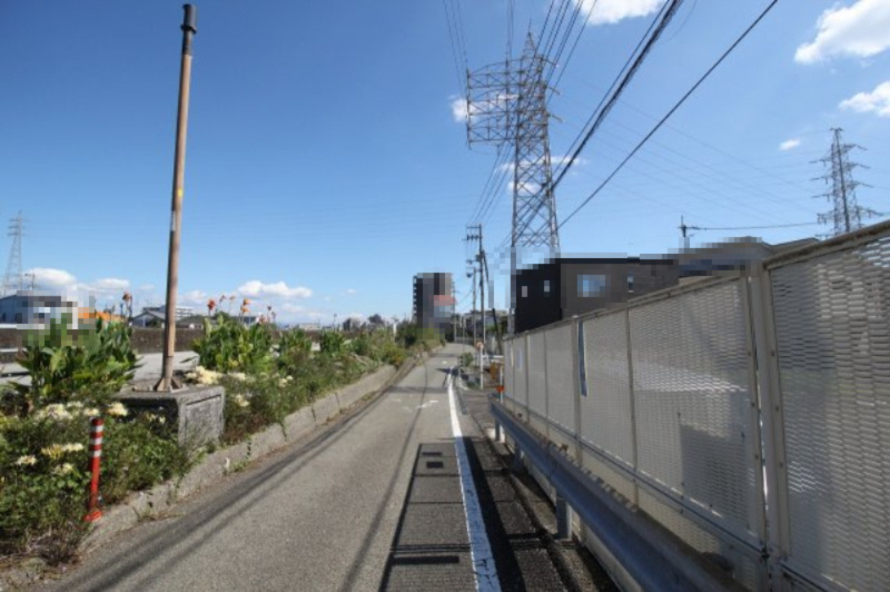 愛宕町３丁目　建築条件付　売土地の前面道路含む現地写真|北側約6.0ｍ幅公道に接道