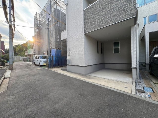 文京区大塚5丁目　中古戸建の駐車場|現地写真

資料請求などお気軽にお問い合わせ下さい！
03-5990-5201