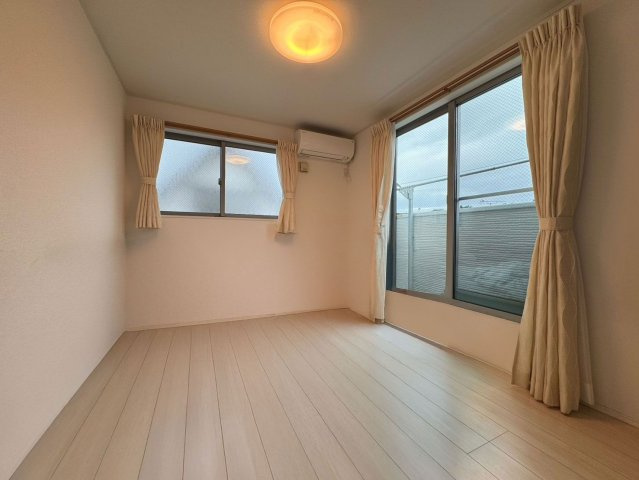 文京区大塚5丁目　中古戸建の洋室|現地写真

資料請求などお気軽にお問い合わせ下さい！
03-5990-5201