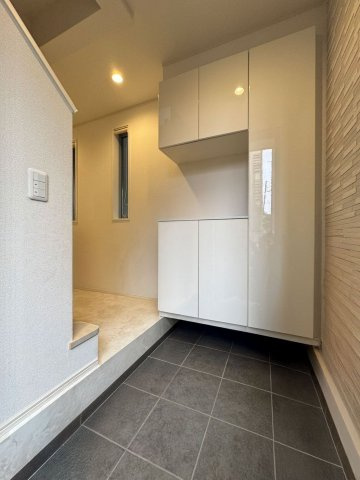 文京区大塚5丁目　中古戸建の玄関|現地写真

資料請求などお気軽にお問い合わせ下さい！
03-5990-5201