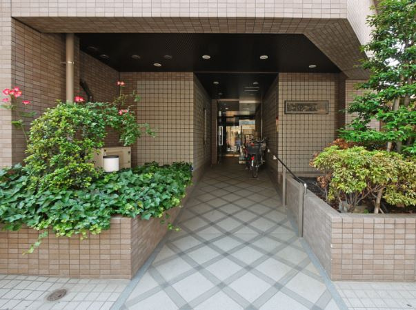 アーバンコート根岸のエントランス