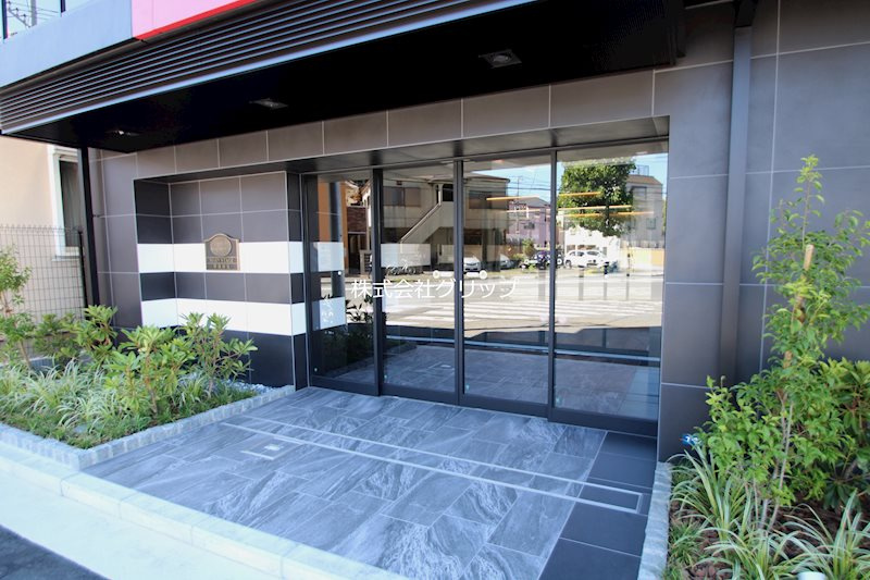 メインステージ横濱鶴見のエントランス