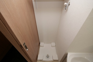 【設備】 | プレサンス新深江ディレット | 洗濯機置き場です。