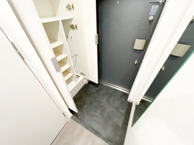 【玄関】 | プレサンス新深江ディレット | 収納もある玄関です