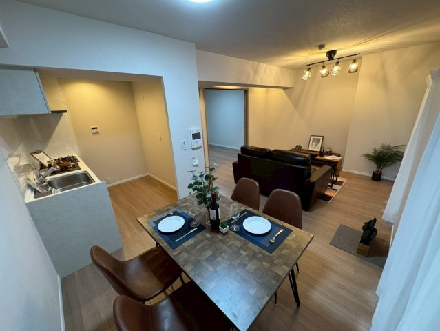 市川大野パークハウスの居間・リビング|リビングダイニングキッチン※設置されている家具はディスプレイ用の為、お引渡しはいたしかねます。