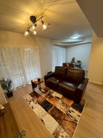 市川大野パークハウスの居間・リビング|リビングダイニングキッチン※設置されている家具はディスプレイ用の為、お引渡しはいたしかねます。