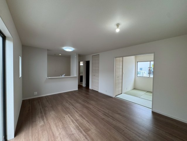 リーブルガーデン八重瀬町具志頭・１０号棟の居間・リビング|明るく広々としたLDK16帖＋洋風和室4.5帖