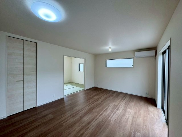 リーブルガーデン八重瀬町具志頭・１０号棟の居間・リビング|明るく広々としたLDK16帖＋洋風和室4.5帖