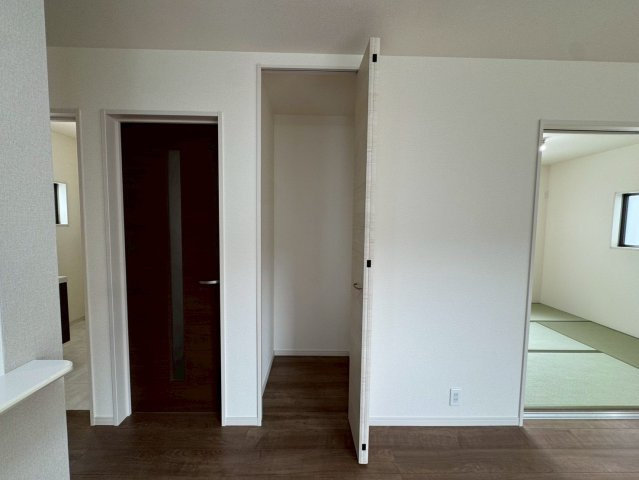 リーブルガーデン八重瀬町具志頭・１０号棟の収納|リビングに設置された便利な収納スペース