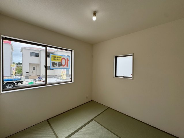 リーブルガーデン八重瀬町具志頭・１０号棟の和室|リビングに隣接する、二面採光の洋風和室4.5帖