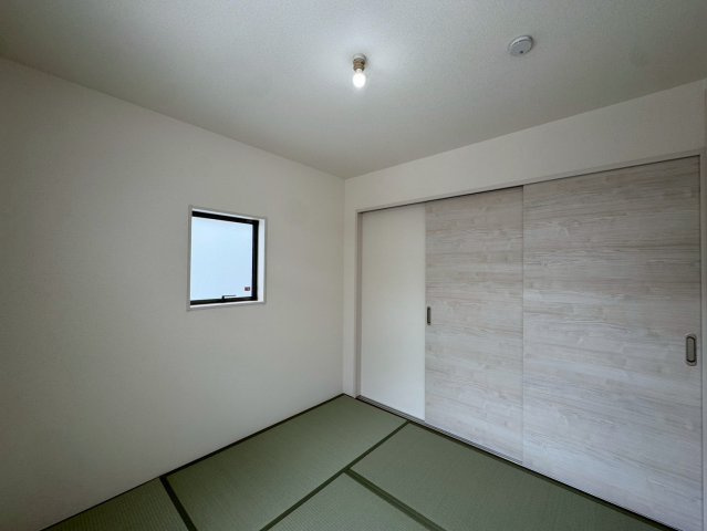 リーブルガーデン八重瀬町具志頭・１０号棟の和室|生活に和の趣をもたらす畳の部屋／窓＆押し入れ収納付き