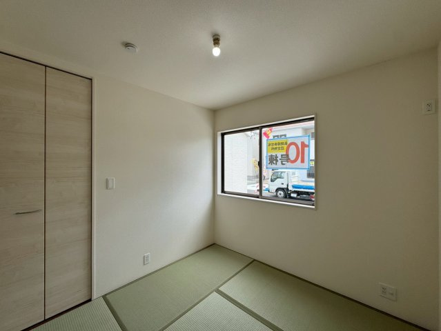 リーブルガーデン八重瀬町具志頭・１０号棟の和室|生活に和の趣をもたらす畳の部屋／窓＆押し入れ収納付き