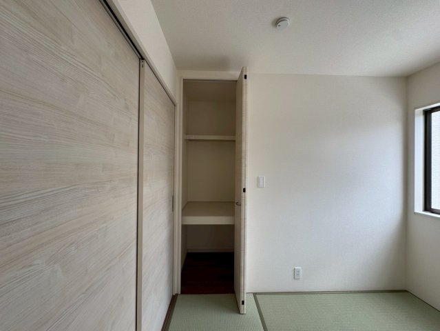 リーブルガーデン八重瀬町具志頭・１０号棟の収納|生活に和の趣をもたらす畳の部屋／窓＆押し入れ収納付き