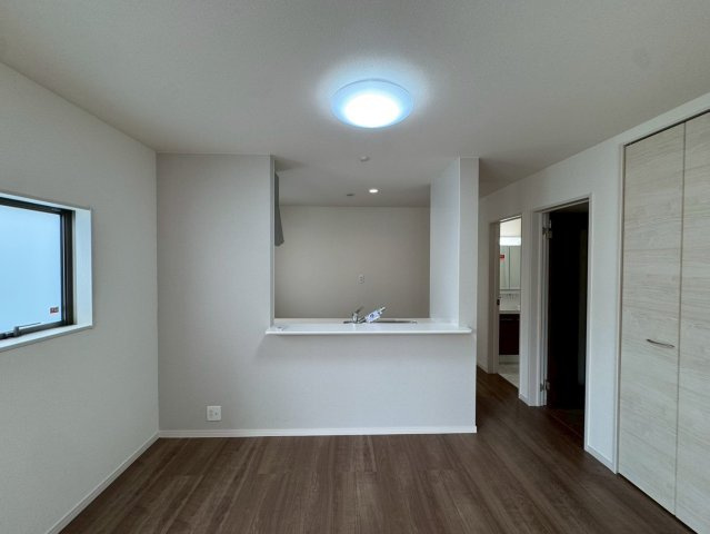 リーブルガーデン八重瀬町具志頭・１０号棟の居間・リビング|コミュニケーションの取りやすい使い勝手のいいカウンターキッチン