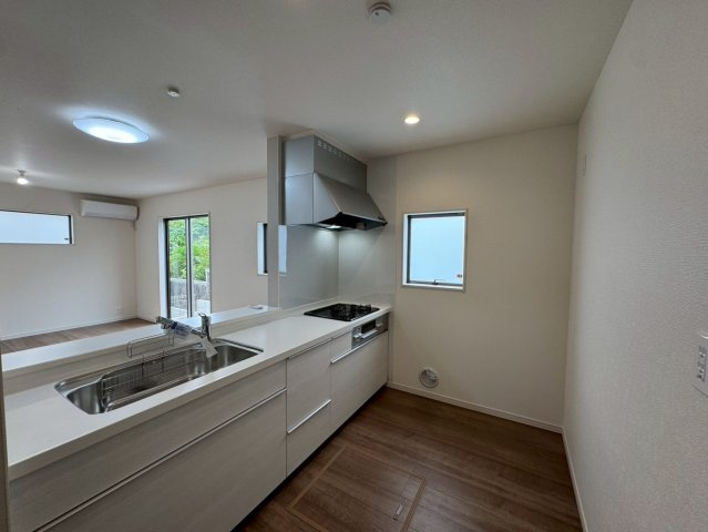 リーブルガーデン八重瀬町具志頭・１０号棟のキッチン|コミュニケーションの取りやすい対面式システムキッチン／換気窓＆床下収納