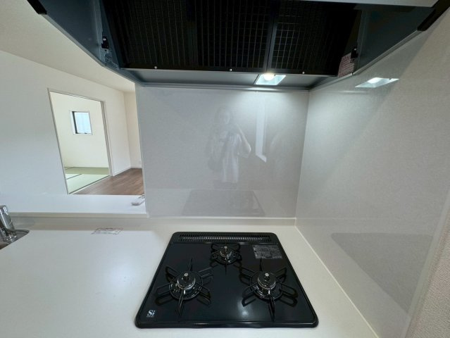 リーブルガーデン八重瀬町具志頭・１０号棟のキッチン|レンジフード＆ガスコンロ３口
