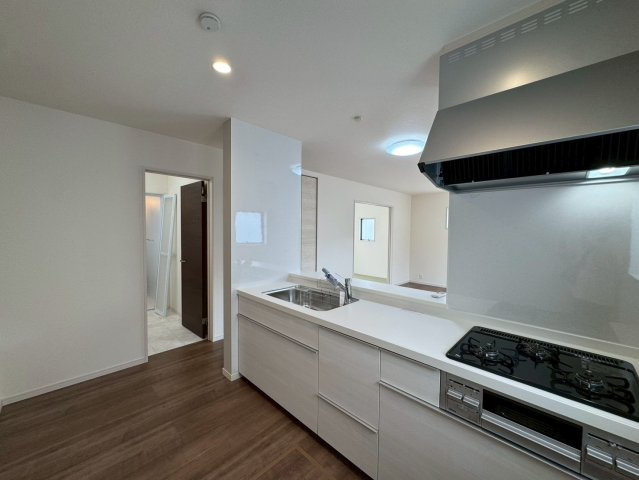 リーブルガーデン八重瀬町具志頭・１０号棟のキッチン|奥行き幅がありふたりでも料理がしやすい対面式のキッチン