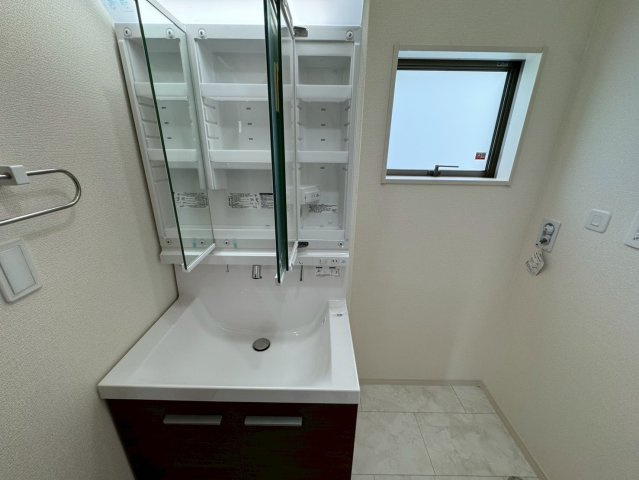 リーブルガーデン八重瀬町具志頭・１０号棟の独立洗面台|ハンドシャワー付き洗面化粧台＋洗濯機置き場／洗面室に窓