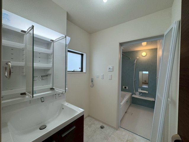 リーブルガーデン八重瀬町具志頭・１０号棟の独立洗面台|洗面化粧台＋洗濯機置場から浴室への動線