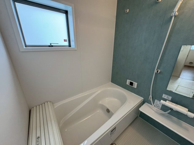 リーブルガーデン八重瀬町具志頭・１０号棟の浴室|浴室換気暖房乾燥機付きユニットバス／物干し竿＆浴室窓付き