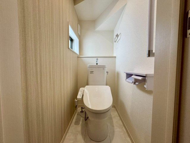 リーブルガーデン八重瀬町具志頭・１０号棟のトイレ|１階トイレ・換気窓＆洗浄便座／アクセントクロス