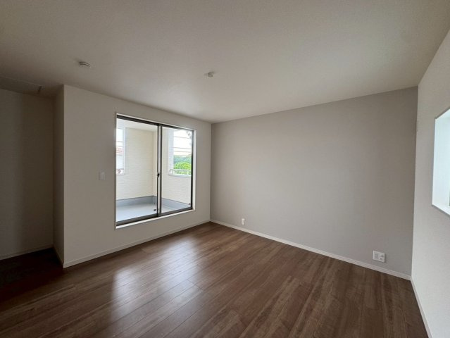 リーブルガーデン八重瀬町具志頭・１０号棟の洋室|バルコニー付きで明るくゆったりとした２階主寝室8.75帖