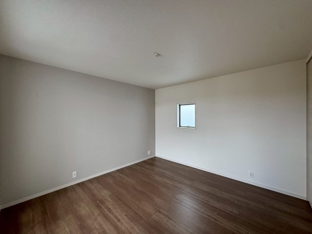 リーブルガーデン八重瀬町具志頭・１０号棟の洋室|二面採光の２階主寝室8.75帖