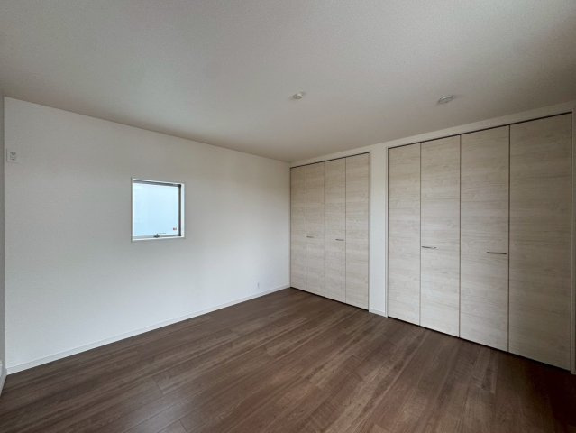 リーブルガーデン八重瀬町具志頭・１０号棟の洋室|二面採光の２階主寝室8.75帖・クローゼット収納×２