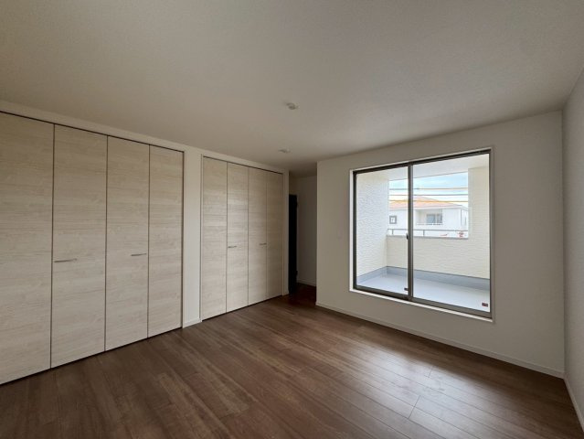 リーブルガーデン八重瀬町具志頭・１０号棟の洋室|バルコニー付きで明るくゆったりとした２階主寝室8.75帖・クローゼット収納×２