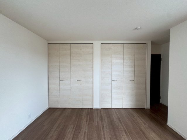 リーブルガーデン八重瀬町具志頭・１０号棟の洋室|２階主寝室8.75帖に設置されたクローゼット収納×２