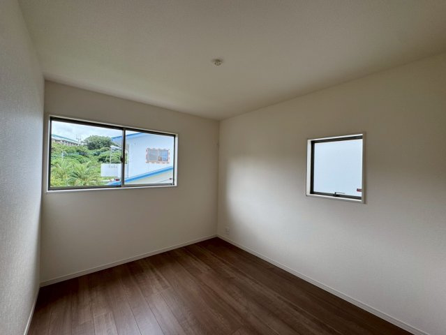 リーブルガーデン八重瀬町具志頭・１０号棟の洋室|二面採光の２階洋室5.5帖