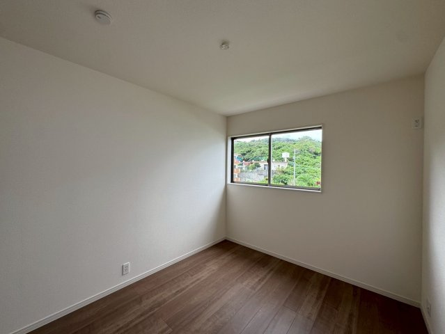 リーブルガーデン八重瀬町具志頭・１０号棟の洋室|二面採光の２階洋室5.5帖