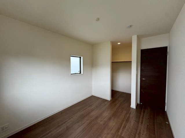 リーブルガーデン八重瀬町具志頭・１０号棟の洋室|二面採光の２階洋室5.5帖＋ウォークインクローゼット