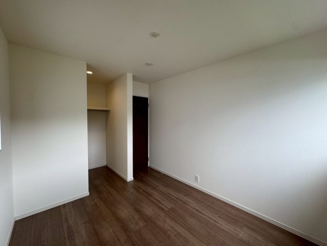 リーブルガーデン八重瀬町具志頭・１０号棟の洋室|２階洋室5.5帖＋ウォークインクローゼット