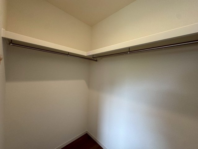 リーブルガーデン八重瀬町具志頭・１０号棟の収納|２階洋室5.5帖に設置された、季節物の入れ替えが楽々なWIC