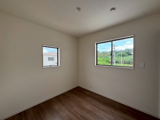 リーブルガーデン八重瀬町具志頭・１０号棟の洋室|二面採光の２階洋室4.5帖