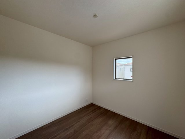 リーブルガーデン八重瀬町具志頭・１０号棟の洋室|二面採光の２階洋室4.5帖