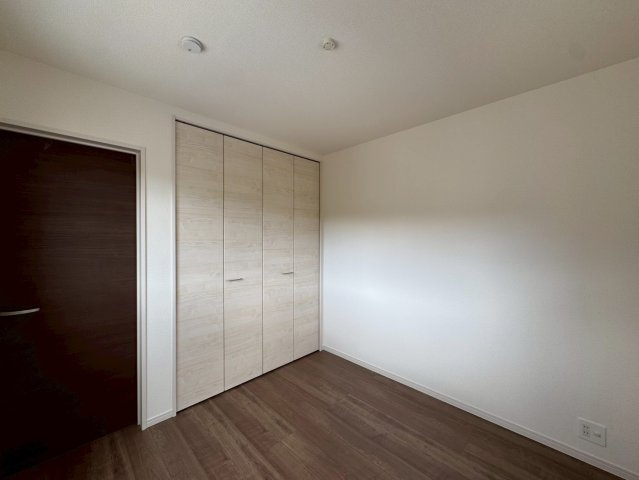 リーブルガーデン八重瀬町具志頭・１０号棟の洋室|２階洋室4.5帖・クローゼット収納付き